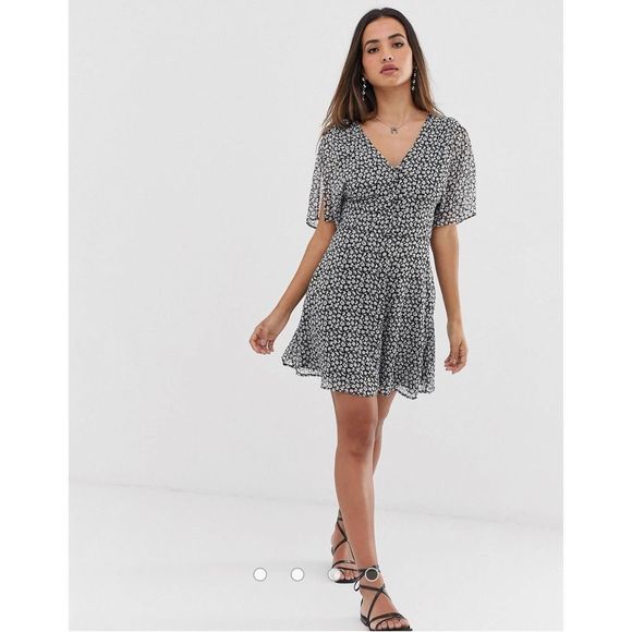 COPY - AllSaints Dress Womens 10 Ivey Black & White Floral Tie-Back Mini V Neck… - Picture 1 of 12